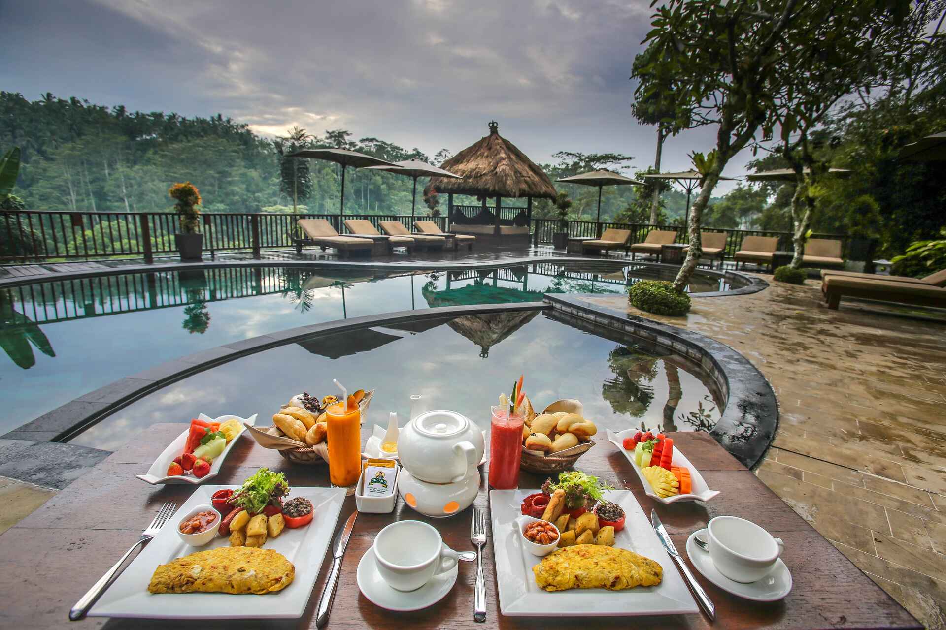 Breakfast on Main Pool